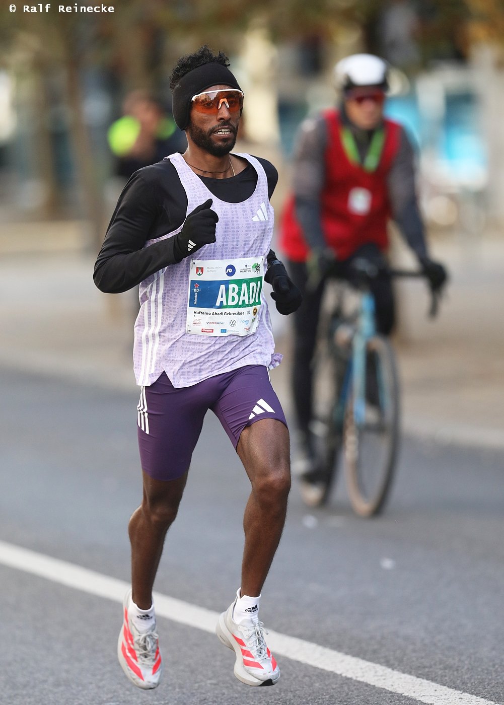 Haftamu Abadi durante el Maratón de Ljubljana, en primer plano, con otro corredor detrás.